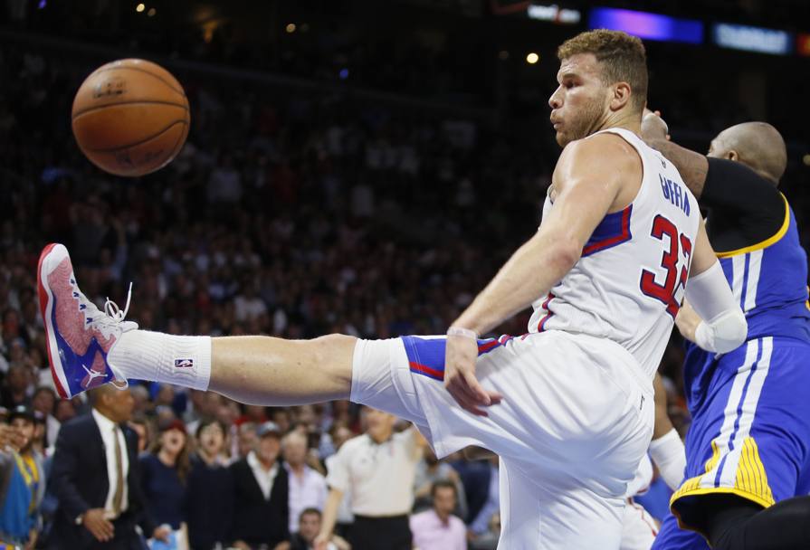 Un disorientato Blake Griffin dei Los Angeles Clippers cerca di intercettare la palla con il piede, dimenticando che si tratta di basket... (Ap)